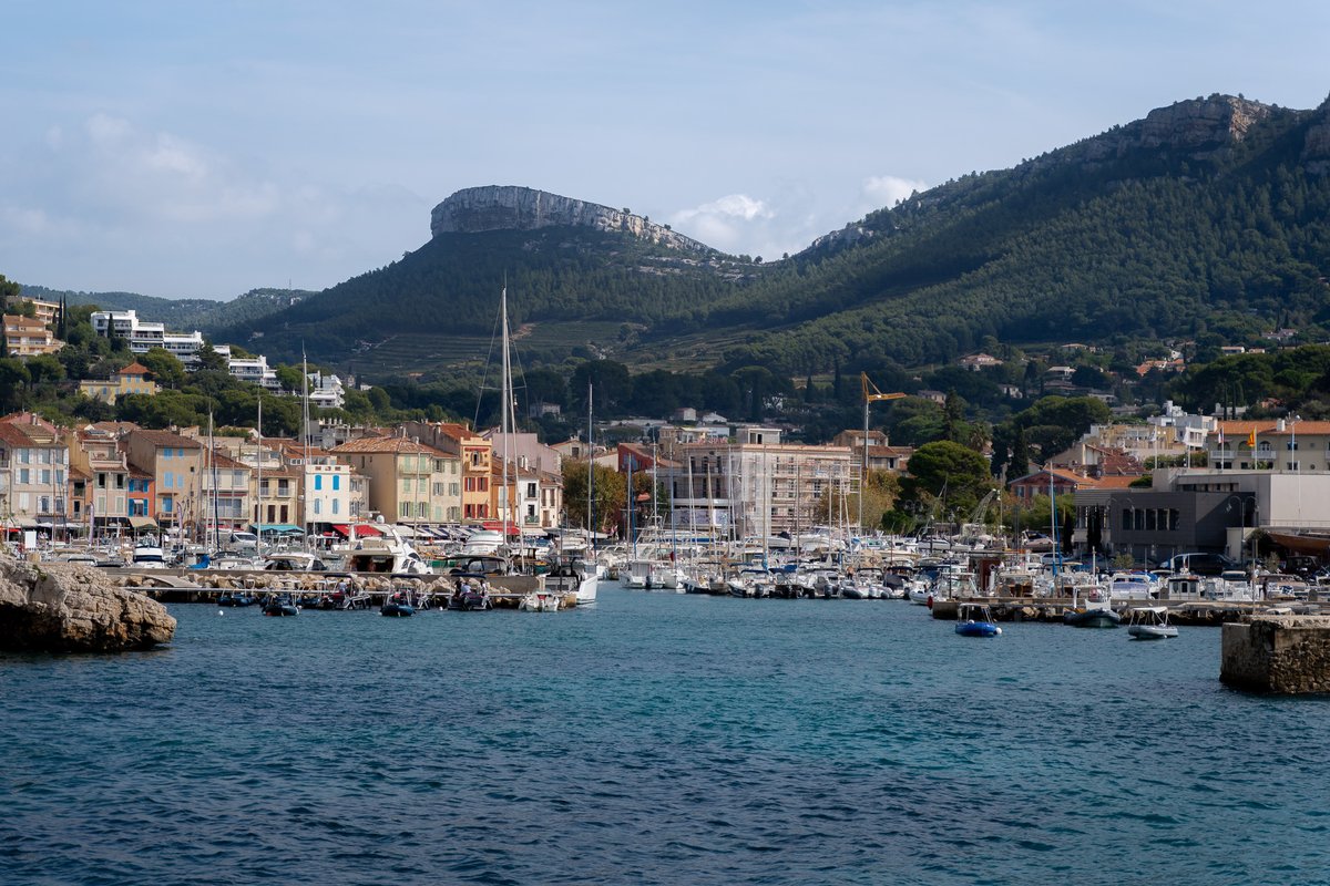 happylittletrav's tweet image. Is Cassis worth visiting? Absolutely! This charming town near Marseille is known for its calanques, colorful port &amp;amp; stunning Mediterranean views 🤩

Discover things to do in Cassis ➡️ happylittletraveler.com/things-to-do-i…

#traveling #travelblogger #cotedazurfrance