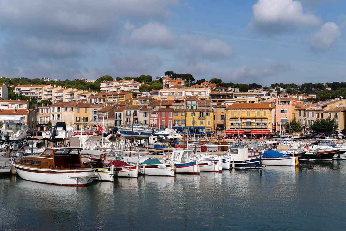 happylittletrav's tweet image. Is Cassis worth visiting? Absolutely! This charming town near Marseille is known for its calanques, colorful port &amp;amp; stunning Mediterranean views 🤩

Discover things to do in Cassis ➡️ happylittletraveler.com/things-to-do-i…

#traveling #travelblogger #cotedazurfrance
