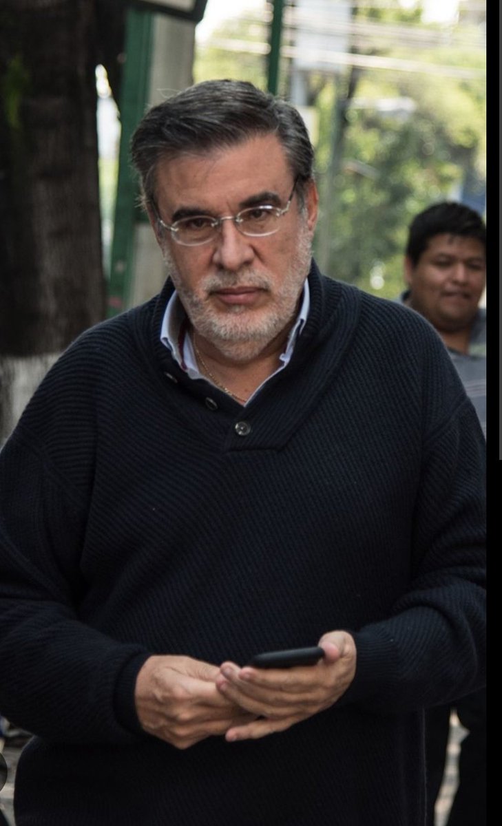 Es normal que en un movimiento tan inmenso hayan TRAIDORES.

Cómo es el caso de #JulioSchererIbarra, empleado ahora por el criminal amigo de Epstein, Ricardo Salinas Pliego.

En un libro, otra chismografo más, al estilo de Anabel Hernández y Elena Chávez, ahora lanza estiércol