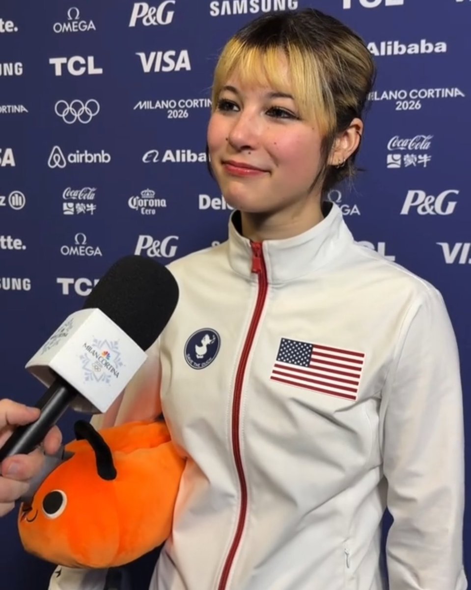 animeupdates's tweet image. Olympic Gold Medalist, Alysa Liu, was seen carrying a 'CHAINSAW MAN' Pochita plushie throughout the events!