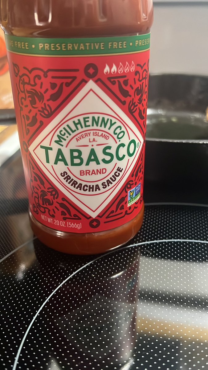 mffi446's tweet photo. Lunchtime with my new favorite. Way more Tastier than the Original Sriracha sauce and even minus preservatives https://t.co/vtqNYD8zcM