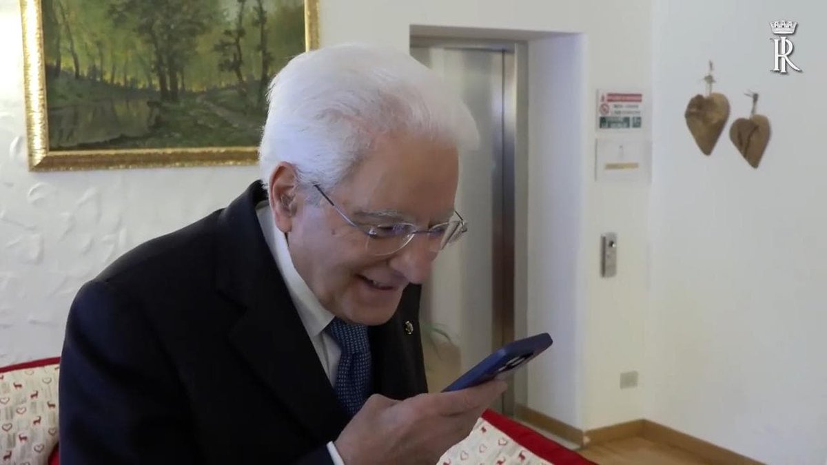 mariobianchi18's tweet image. Ecco il vero patriota.
Il vero italiano.

La prima carica dello Stato che quasi in incognito alle Olimpiadi tifa gli azzurri, gli telefona per congratularsi, come un nonno a cui stanno a cuore i nipoti.

Che Dio ce lo conservi contro la marmaglia ignorante, idiota e cialtrona.