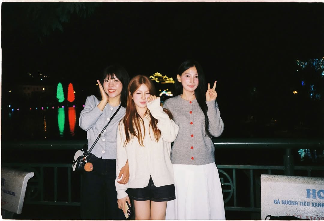 71_dot's tweet image. yea, it’s like sometimes i just wanna disappear into my blanket and pretend teh world is on mute