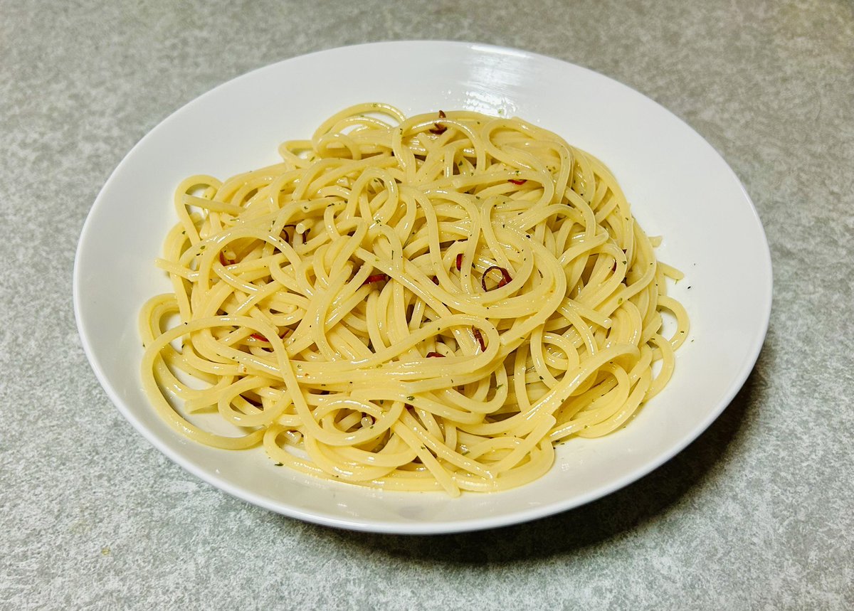 ニンニク・アブラ（オリーブオイル）・カラメ（唐辛子）マシマシのペペロンチーノ。