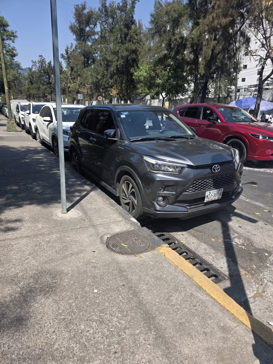 Necesito apoyo <a href="/UCS_GCDMX/">Unidad de Contacto del Secretario SSC CDMX</a> en el cruce de la calle Rodolfo Gaona con Av. Lomas de Sotelo, col. Lomas de Sotelo. 

Este auto placas MZJ-387-A se encuentra estacionado en lugar reservado para el transporte público (como se ve en la foto).

Urge la multa para el gandalla.

Evidencia: