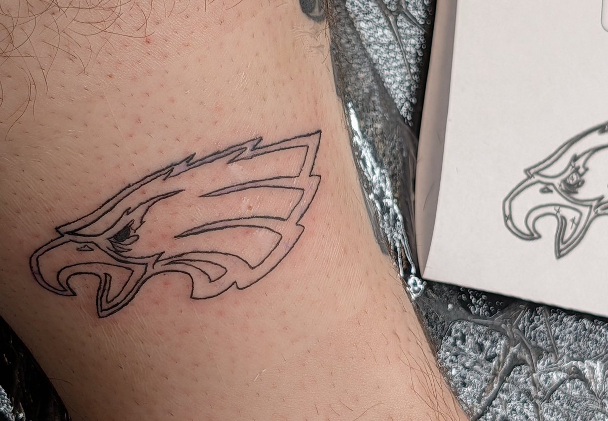 When I tattoo my fav team's logo on myself for male attention
(This was my first tattoo on real skin ever, I know it has issues just don't look at them)