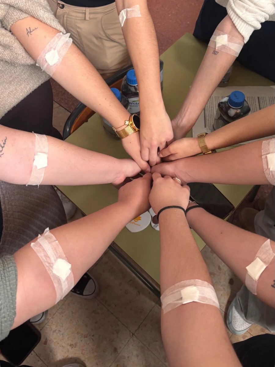 EquipoMedula's tweet photo. 🧡 Brazos unidos por una misma causa.

En el IES Prado de Santo Domingo (Alcorcón) muchas dieron un paso al frente para registrarse como donantes de médula ósea.

Trabajo en común, compromiso joven y esperanza real para quien lo necesita. 💪🧡

#MadridDonaMédula https://t.co/klQMchTRj3