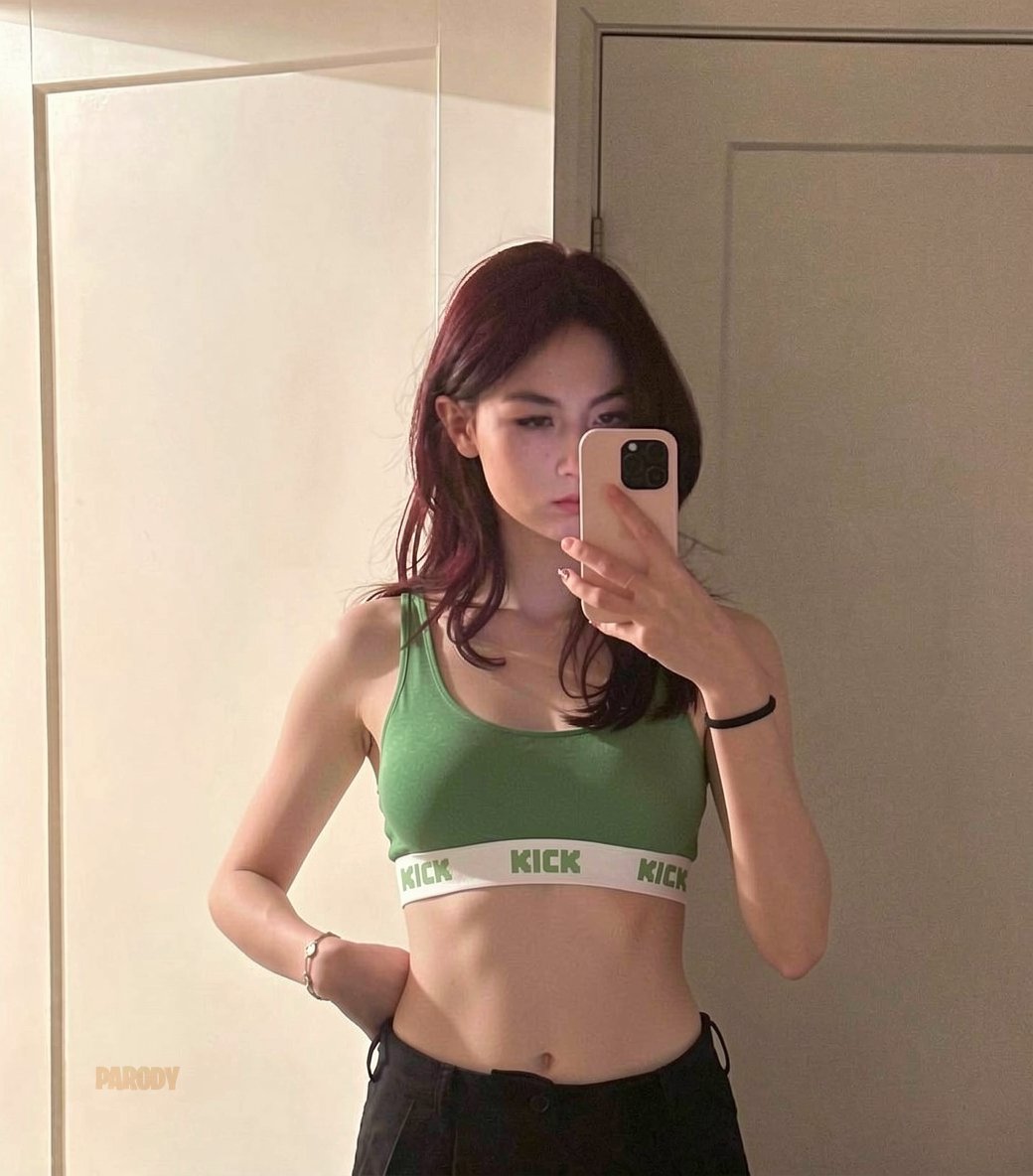 KickPropaganda's tweet image. she's experimenting with the other site now, sorry lil bro 😇💚