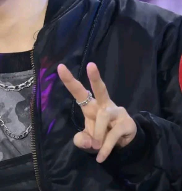 UpdateKBoys's tweet image. 😭 FICOU COM SAUDADES! O Jake (ENHYPEN) foi visto por fãs usando seu anel da amizade com Sunghoon durante a apresentação do grupo na premiação D Awards, apesar de já ter comentado que quase nunca usa a joia por medo de perder.

Sunghoon não pôde comparecer à premiação pois estava…