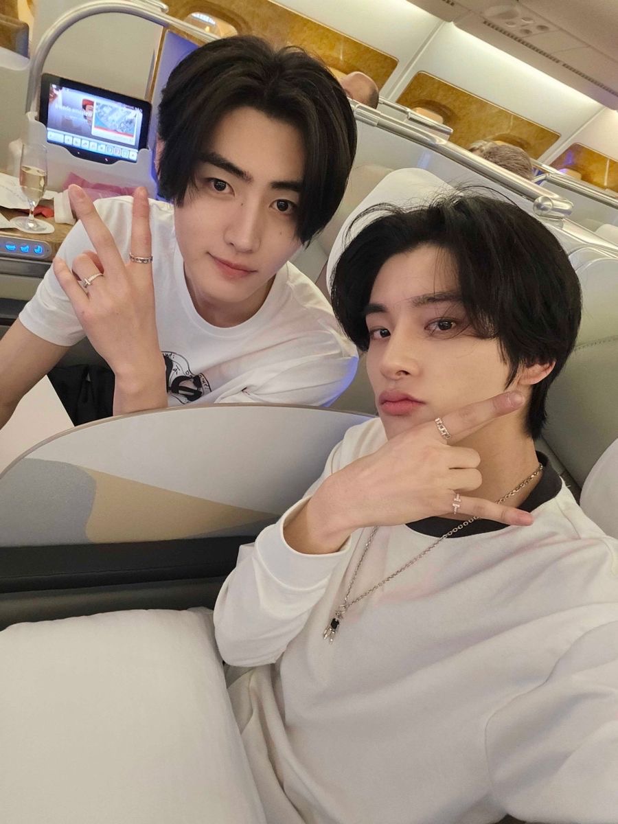 UpdateKBoys's tweet image. 😭 FICOU COM SAUDADES! O Jake (ENHYPEN) foi visto por fãs usando seu anel da amizade com Sunghoon durante a apresentação do grupo na premiação D Awards, apesar de já ter comentado que quase nunca usa a joia por medo de perder.

Sunghoon não pôde comparecer à premiação pois estava…