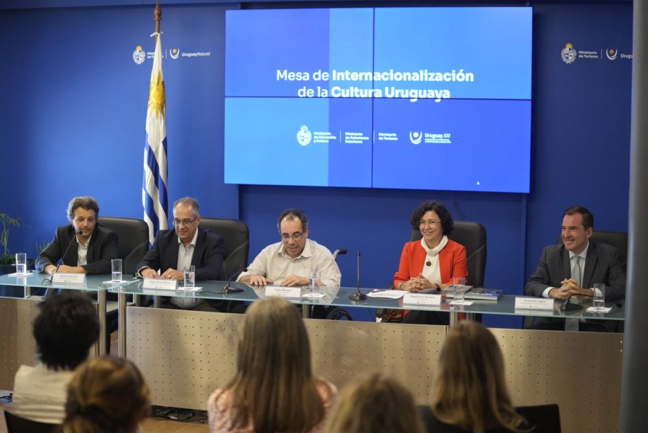 CancilleriaUy's tweet image. Uruguay avanza en la agenda de internacionalización de la cultura con un conversatorio junto a IFACCA

➕️ℹ️ Más información:
gub.uy/ministerio-edu…

#Uruguay #Mec #Agendacultural #IFACCA