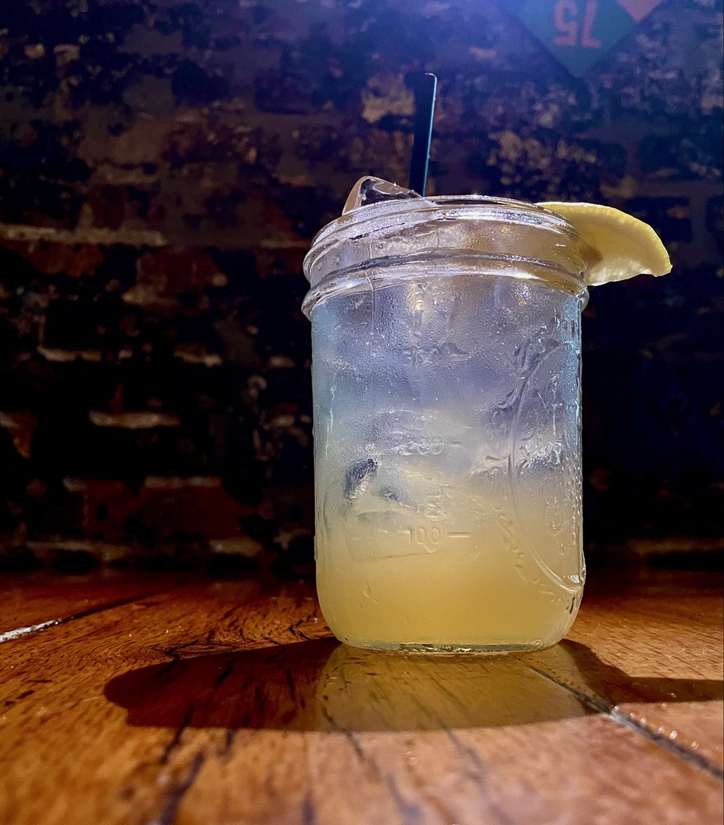 A new superstar on our🍹menu: House-made ginger beer. 
Spicy, sweet, the perfect bite without the booze. The buzz comes from real-deal grated ginger roots, sugar, and a bit of “don’t worry bout it.” 😜
In these days of mindful drinking, this is THE best thing.