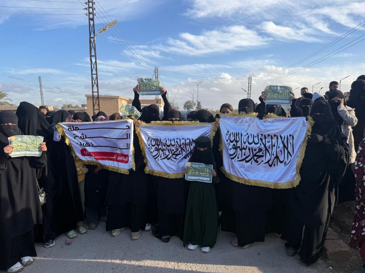 mumin_shami's tweet photo. الله اكبر ولله الحمد... 

Elhamdullilah.. SDG/PKK zalimlerinden kurtarılan Haseke'nin Şeddadi şehrinde davet çalışmaları vesilesiyle şer'i tesettüre giren ablalarımız.. https://t.co/u9KFRl7pr5