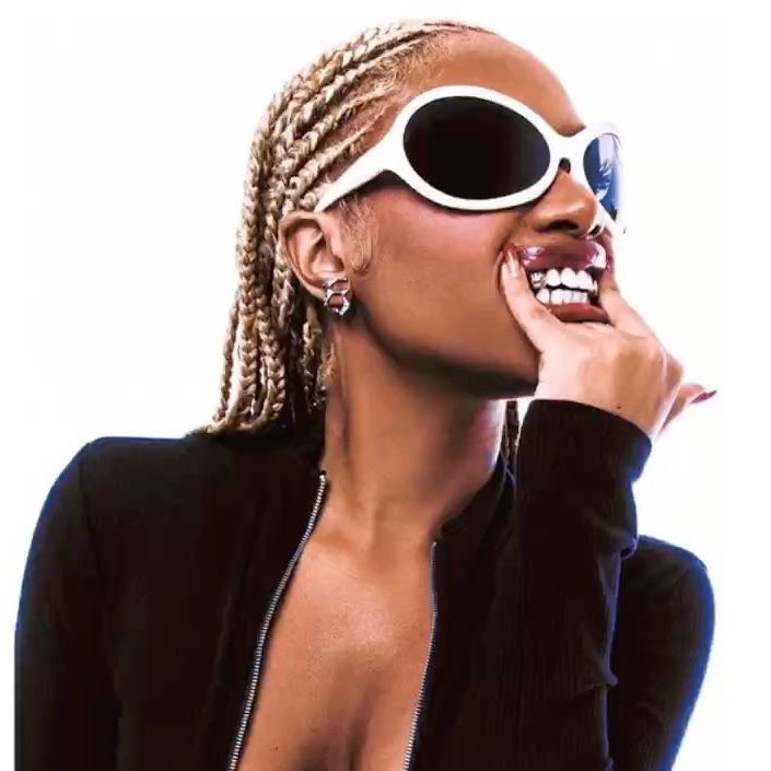 AnittaPress's tweet image. 🚨 CONFIRMADO! Ebony está no novo álbum da Anitta "Equilibrium".