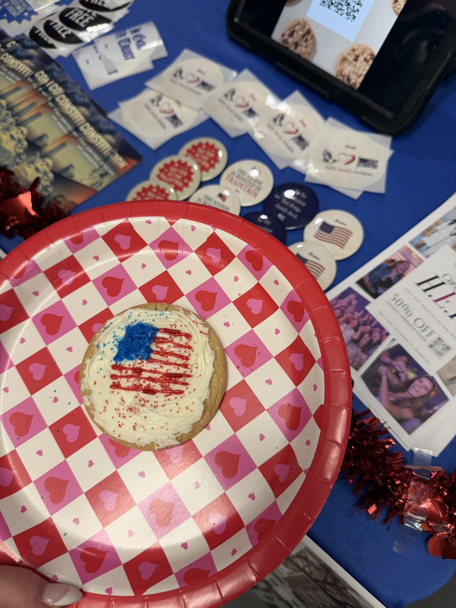 emmamote22's tweet image. 🦅🇺🇸
Purdue Northwest’s chapter having ANOTHER successful tabling event⁉️ NO SURPRISE.

These @tpusastudents continuously show up and spread conservative values on campus regardless of the hostility 🏆

@TPUSA @Daltonadamm @politicalcmrg 
#saveamerica #bakeamericagreatagain