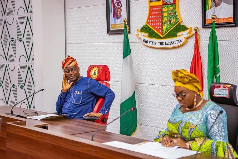 Love in the air: see as our Governor, a whole Engr. Seyi Makinde dey look hin wife, with sweet eyes.
Ghenghens...sebi H.E o travel la le yi?! 😉