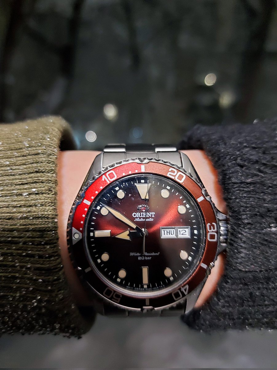 landashing's tweet image. 大雪の中、無事帰宅！玄関前でパシャリ📸
カマスⅡの赤黒グラデダイヤルが雪夜に映えて神写真✨️
今までダイヤルばっか褒めてたけど、シャンパンゴールドの剣型針と時標が梭魚の牙みたいで超クール！🦈
良い時計って日常を特別にするね〜  #Orient #カマス2 #オリエン #ダイバーズウォッチ #雪の夜