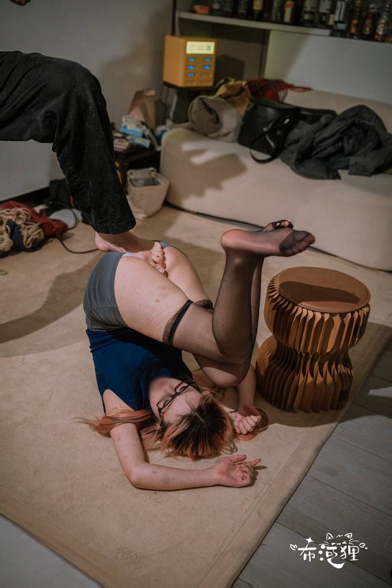 刚才说“叫你家长来”的时候不是很威风吗，老师？

被学生当着大家的面玩弄惹🥵

🪢<a href="/haku_kink/">Haku</a> 
📷<a href="/Unreasonable002/">布河狸</a>