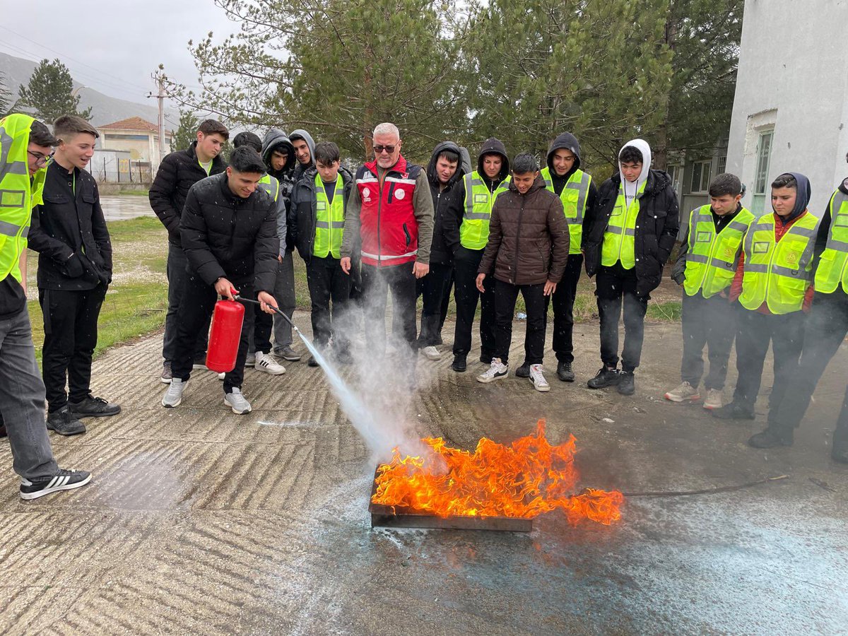 İnönü Mesleki ve Teknik Anadolu Lisesi Genç AKUB öğrencilerimiz, Eskişehir MEB AKUB Ekibi tarafından verilen eğitim programına katıldı.

Eğitim kapsamında; afet bilinci, temel arama-kurtarma teknikleri, güvenli tahliye uygulamaları ve kriz anında doğru müdahale yöntemleri ele