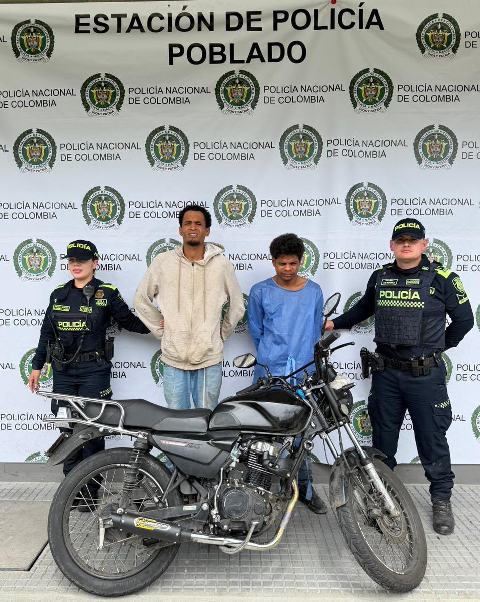 🚨Capturados dos atracadores👮🏽‍♂️
Una patrulla de la Policía en el sector de Manila, El Poblado, y luego de una persecución de una moto sospechosa que hizo caso omiso a la orden de detenerse, logró la captura de estos dos ladrones. La policía incluso debió utilizar su arma de