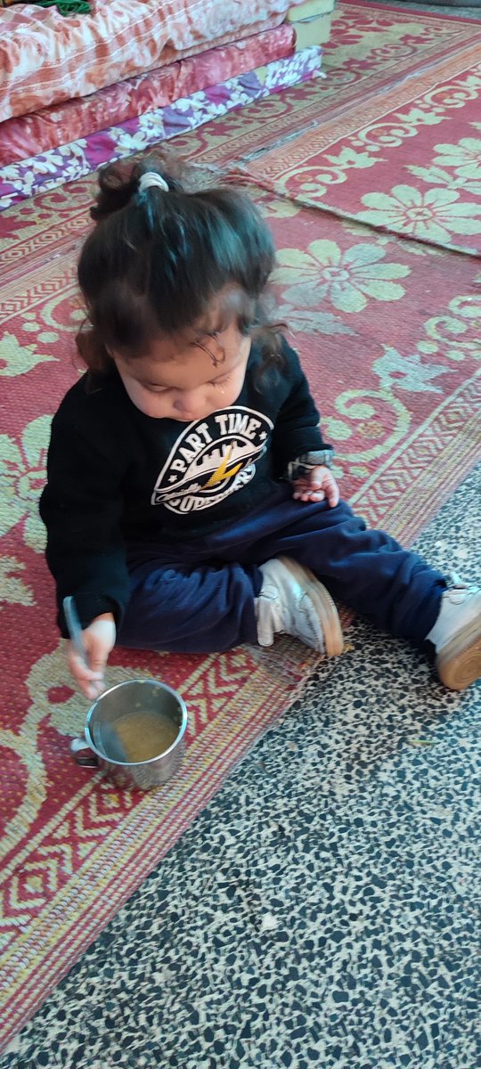 My child will die of hunger 

My family and young children have been without food for days. I can't afford to buy them food. I haven't received any donations for days. 

I look at my little child; he has nothing to eat and cries all day wanting food. I am unable to provide food