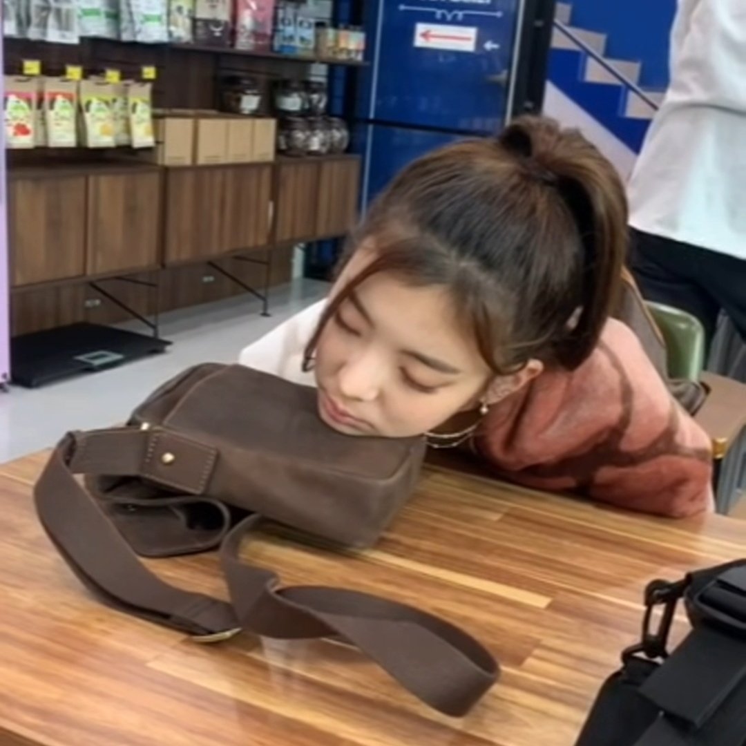 leechaerrry's tweet photo. did she not have a bed at the itzy dorm https://t.co/aYoJXjLF9y