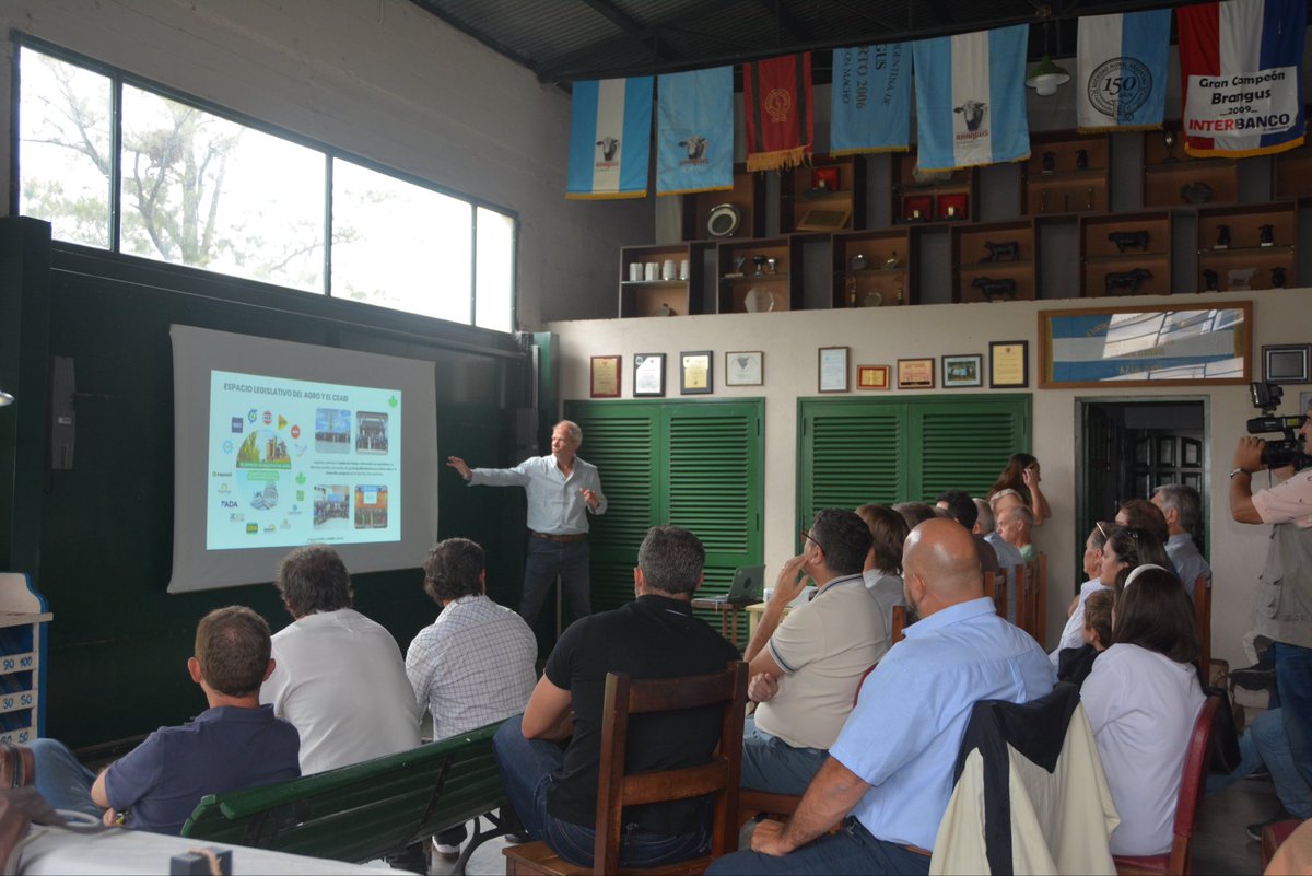 Escuchar al que produce cambia la perspectiva.

En el encuentro con legisladores organizado por <a href="/Barbechando/">BARBECHANDO 🇦🇷</a> visitamos La Sultana Genética, ejemplo de innovación en genética bovina.

La agrobioindustria no es relato: es empleo, inversión y desarrollo para Córdoba.