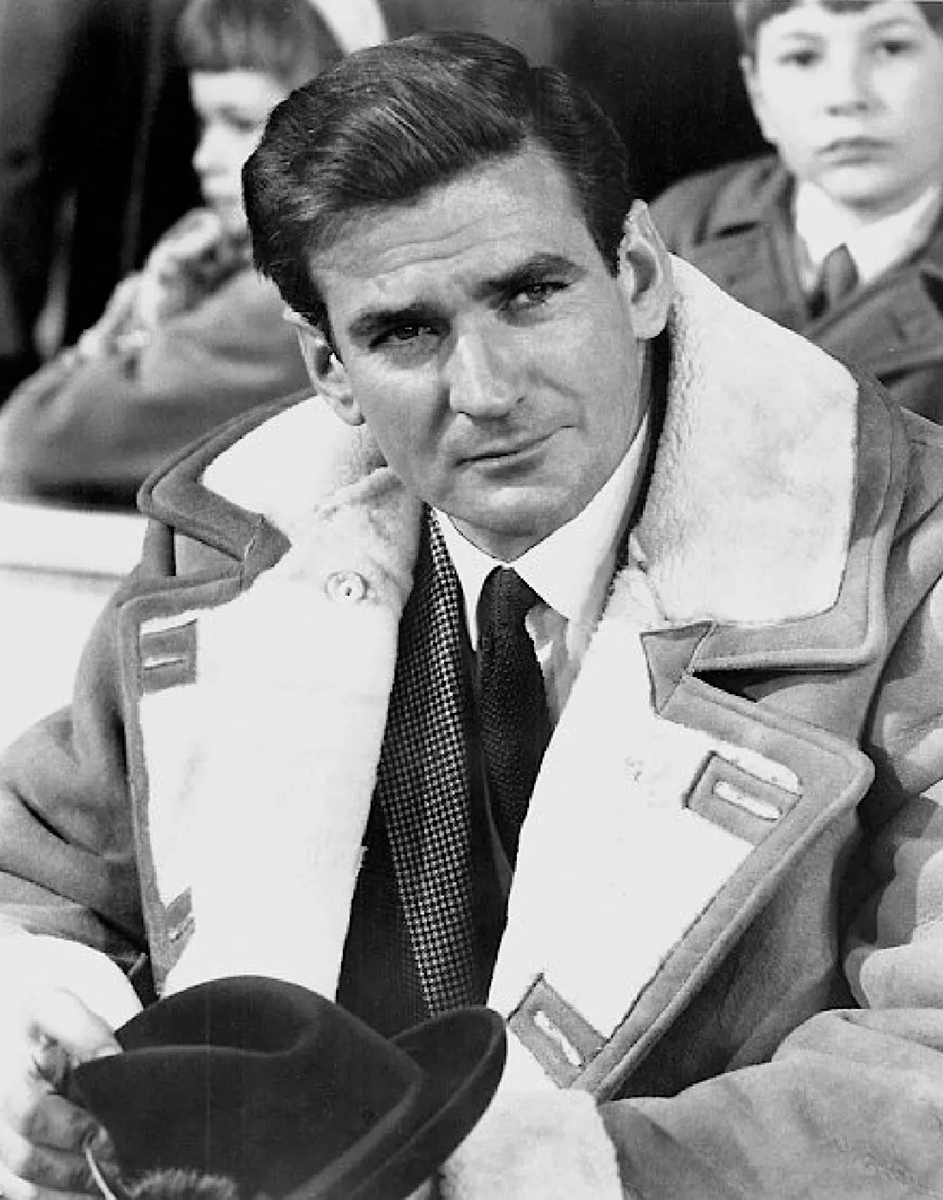 jaxbra's tweet photo. Going to watch a bit of #TheVIPs until the hockey game starts. I wish I had every one of these airline bags. Obligatory Rod Taylor + Margaret Rutherford is a treasure.
#TCMParty https://t.co/c4OzbeS1FT