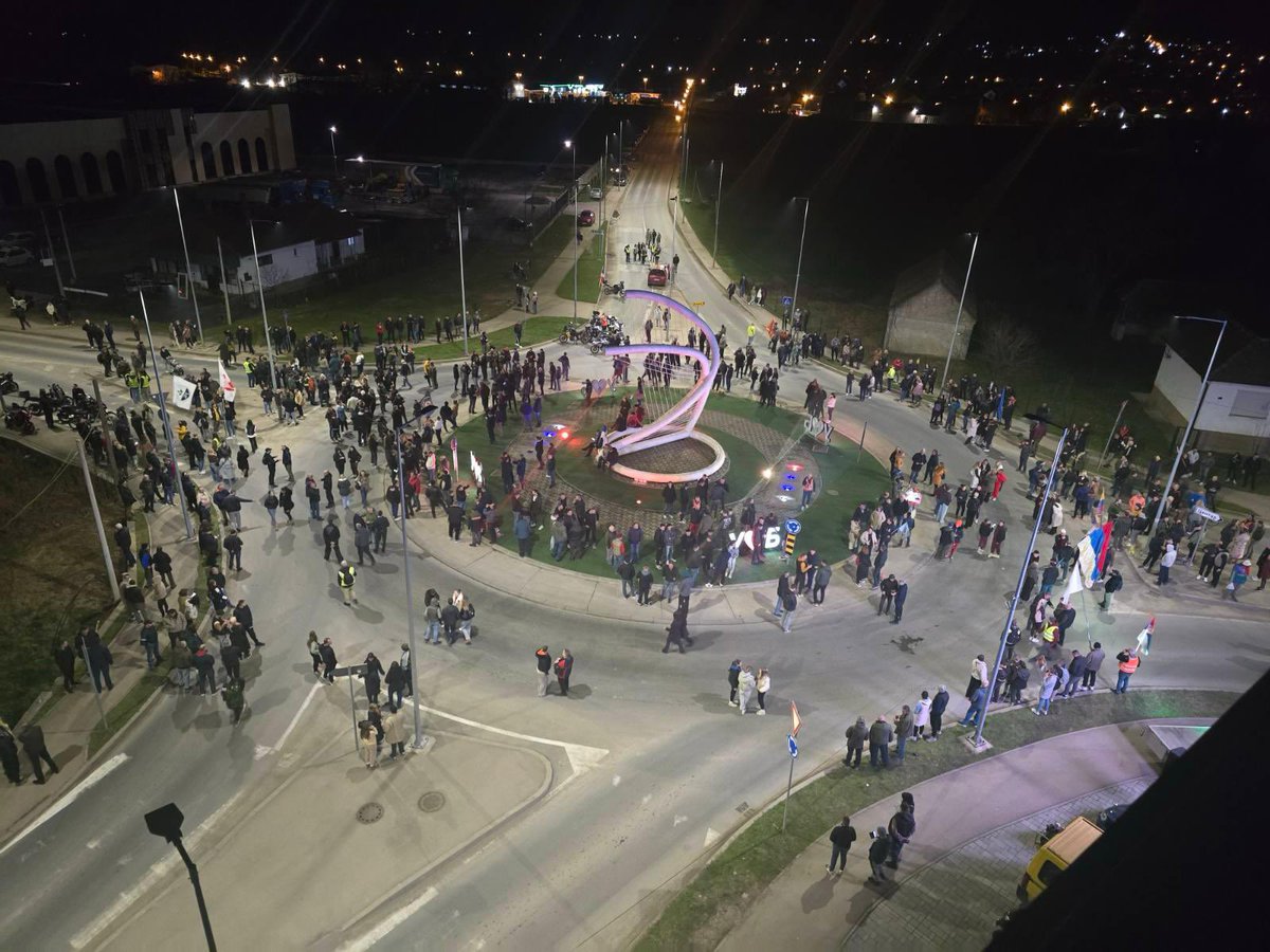 Уб, тренурно. 
Још један блокадерски протестић. Пропали поново. К’о муда кроз шупље гаће!