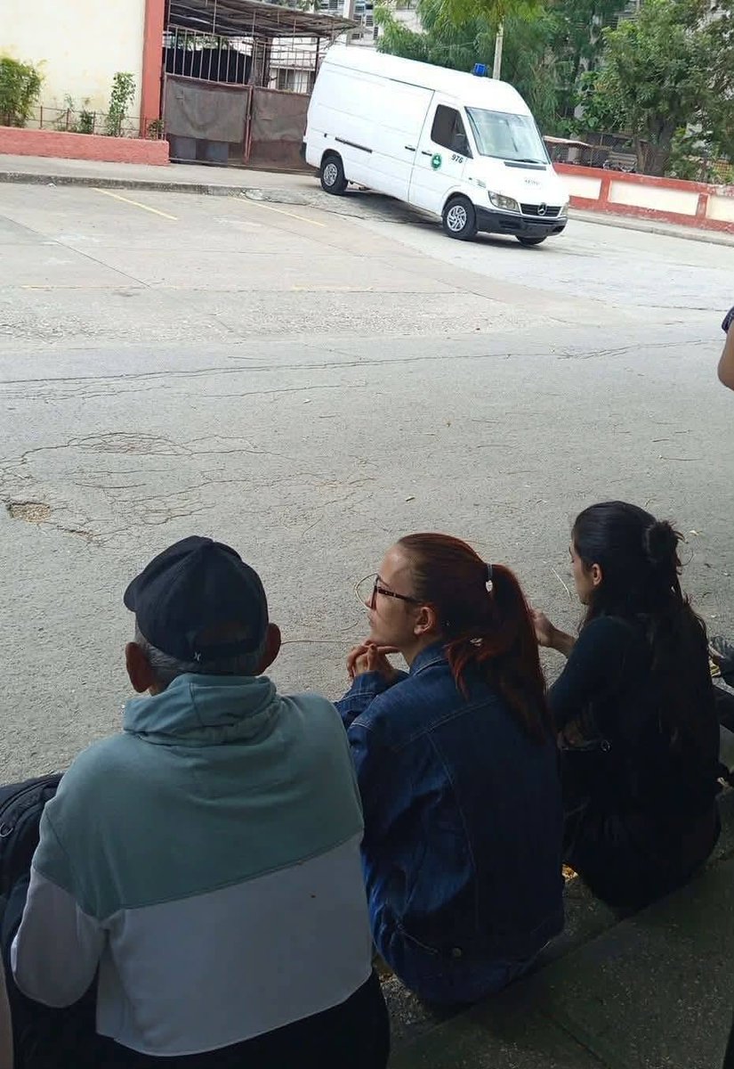 FelixLlerenaCUB's tweet image. La #DIGNIDAD de #Cuba está hoy frente al Tribunal Provincial de @TribunalHolguin

Adentro, Kamil Zayas y Ernesto Ricardo Medina, jóvenes influencers, han sido condenados injustamente a prisión

Afuera, un grupo de jóvenes, amigos y familiares lo dice bien alto: #TodosSomosEl4tico