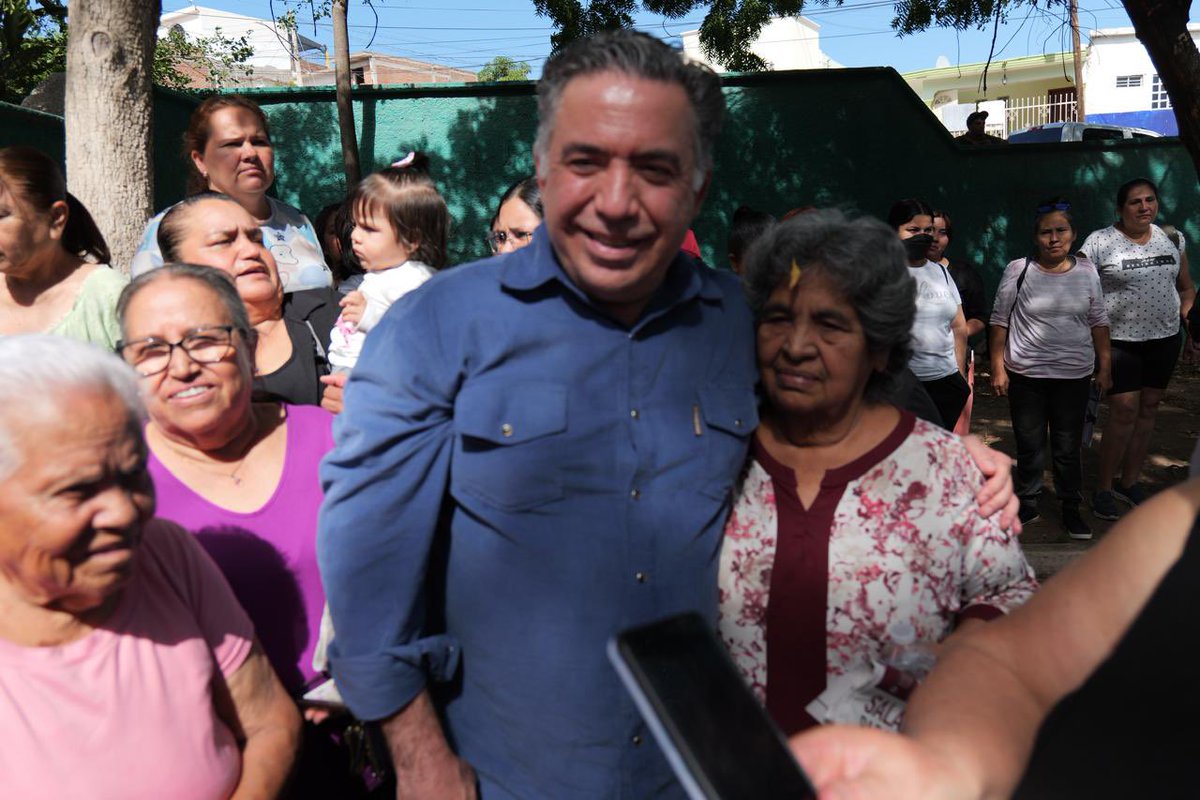 Luego de dos días de trabajo legislativo fructífero en el <a href="/senadomexicano/">Senado de México</a>, recalamos a la tierra, con los nuestros. 

Caminamos la colonia 5 de mayo, en #Culiacán, y nos reunimos en asamblea con vecinos y vecinas. 

Vamos bien e iremos mejor, conquistando derechos sociales y