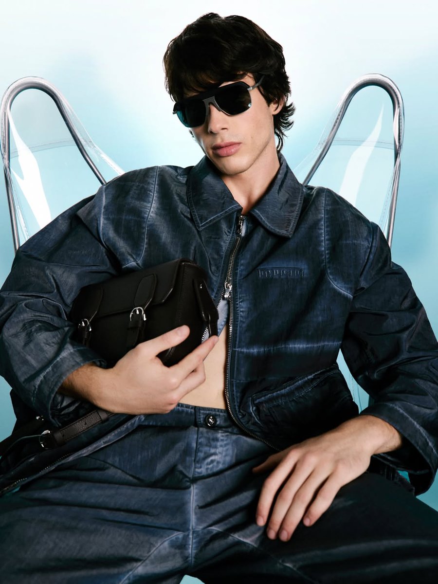 La precisión de Maranello, ahora en tu mirada.
No solo ves el mundo; lo conquistas con la actitud de un campeón
🏅

#Ferrari @ferraristyle #gafasFerrari
en tus ópticas de moda en #Alcoy
#opticaliaSerraiba