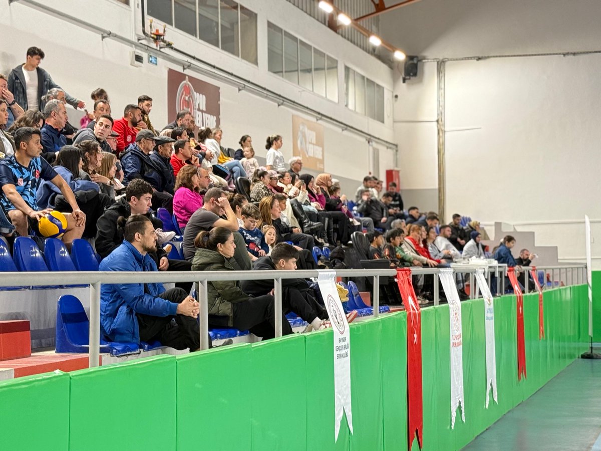 *KURUMLAR ARASI VOLEYBOL ŞENLİĞİNDE YARI FİNAL HEYECANI* 

Kurumlar arası voleybol şenliğinde yarı final heyecanı sona erdi. Büyük çekişmeye sahne olan karşılaşmaların ardından günün skor tablosu netleşti. 

Tarım Kredi Spor ➡️ 0 ❌ Milli Eğitim Spor ➡️ 3
Adliye Spor ➡️ 0 ❌