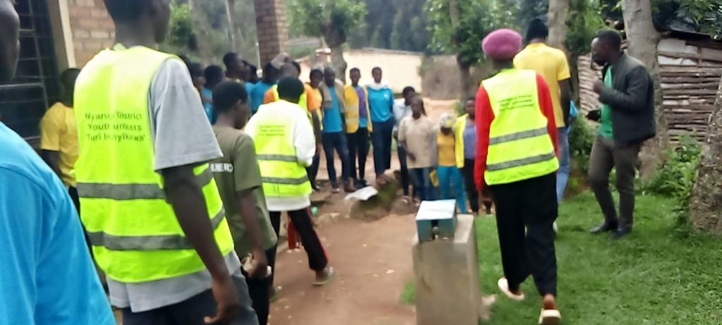 NNyaruguru's tweet photo. None, urubyiruko rwo mu mirenge ya Ruramba, na Kibeho, rwifatanyije n'ururi ku rugerero, bakoze ibikorwa byo kubakira abaturage bakeneye ubwo bufasha, hagamijwe kubatuza heza ndetse kakorwa n'ubukanguramba kuri gahunda za Leta zitandukanye. https://t.co/f0tkEfCCMt