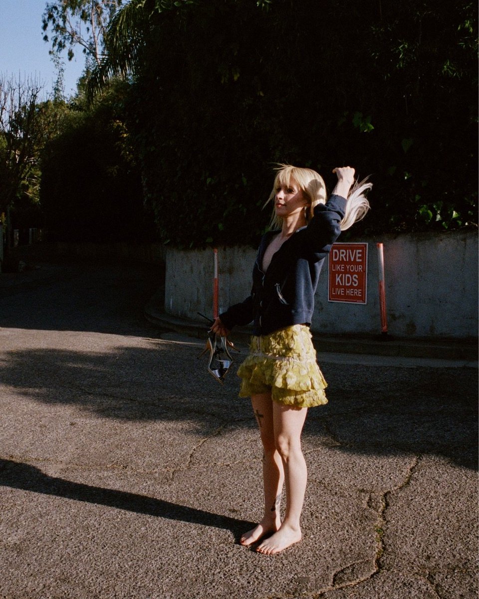 paramorebrasil's tweet image. O look que nos roubaram de ver! 

Novas fotos de Hayley Williams no dia da cerimônia do #GRAMMYs, por Zachary Gray 📷