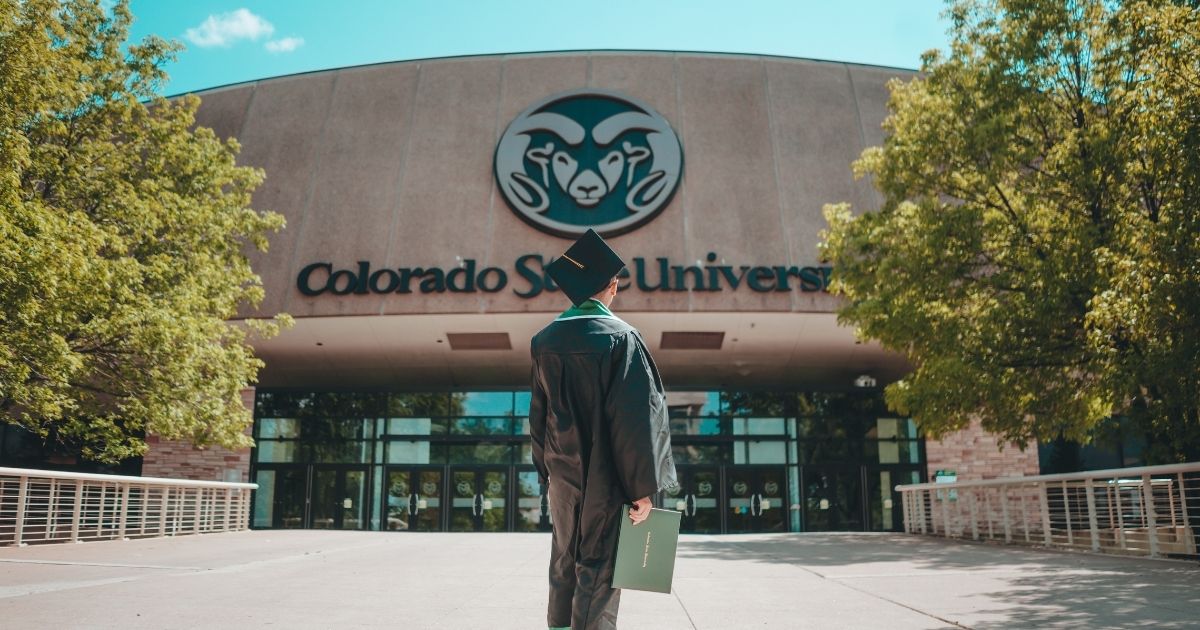 YellowsparkAD's tweet image. Graduation days move quickly.
These photos help hold onto the moment.

This is the kind of work we focus on at Yellowspark Studio.
yellowsparkstudio.com/portfolio-item…

#YellowsparkStudio #SparkYourVision #GraduationPhotos #SeniorPhotos