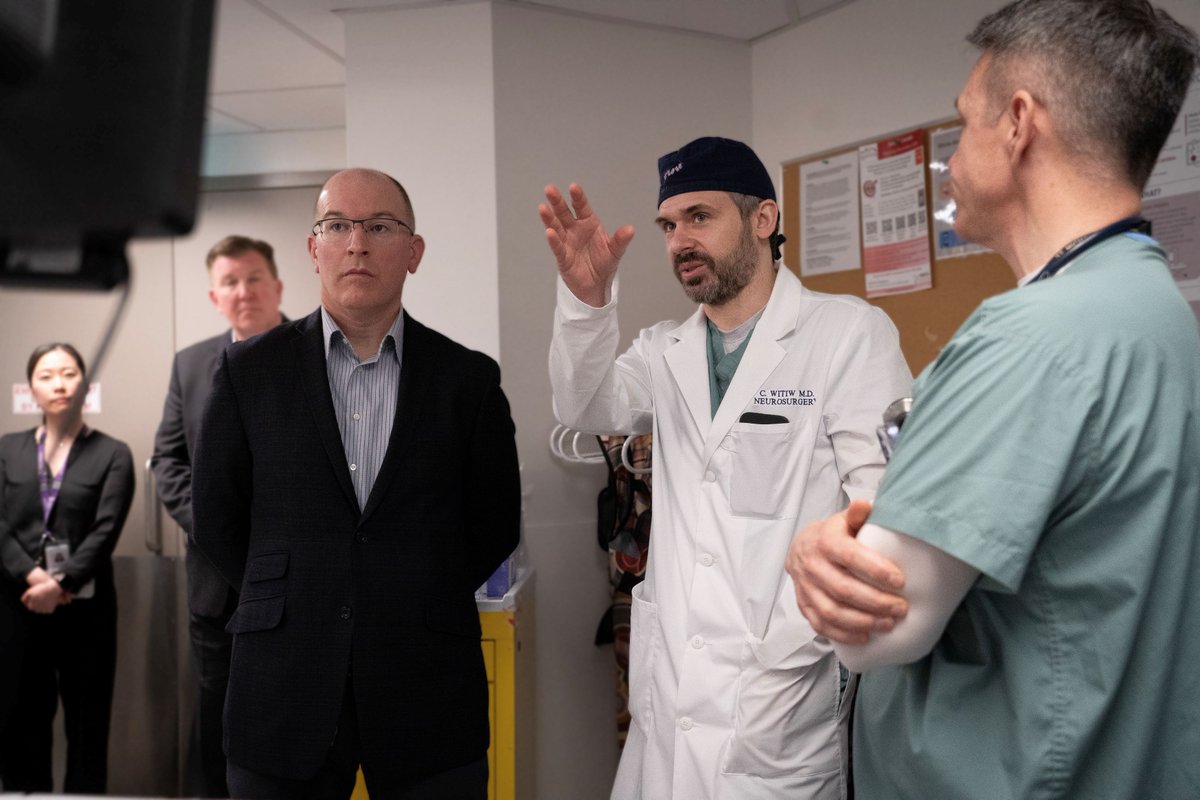 UnityHealthTO's tweet photo. Thank you to Major-General Scott Malcolm, Canadian Armed Forces Surgeon General, for visiting St. Michael’s Hospital for important conversations that will strengthen our partnership and collaboration with the Canadian Forces Health Services. #UnityHealthToronto https://t.co/2Sg7f5peZ7