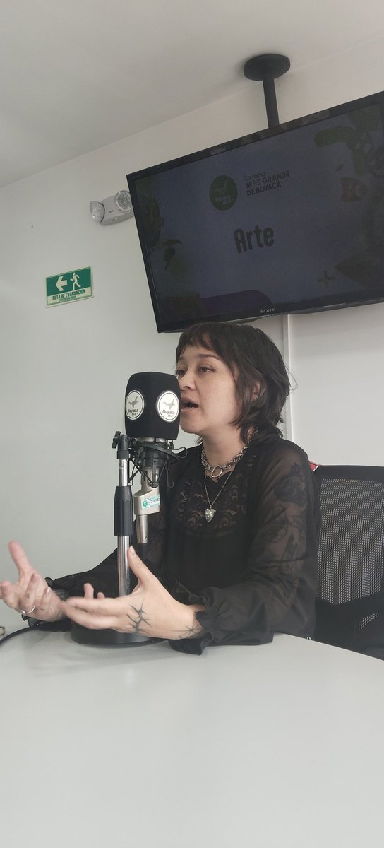 Boyaca95_6FM's tweet image. #Tarde #Cabina
Seguimos conociendo más historias en la tarde ✨.

Camila Niño es la creadora de Atisbe, un emprendimiento dedicado a la elaboración artesanal de agendas, donde el diseño y el detalle hacen parte de cada creación📒.