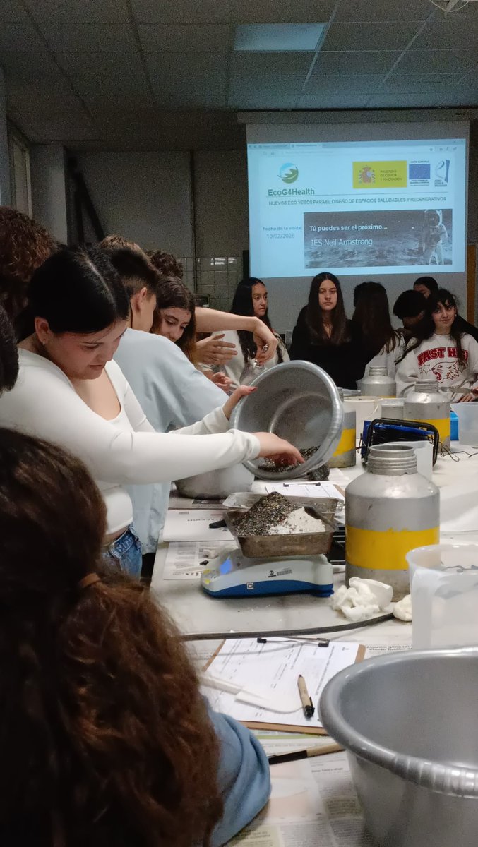 "Construye futuro. Eco-yeso para un Mundo mejor". La actividad en la <a href="/ETSEM_UPM/">Edificación UPM</a> ha sido genial. Hemos aprendido un montón de yesos, cementos, escayolas, compresiones, etc. Y la profesora de Edificación que ha organizado, Alejandra, qué cariño y que profesionalidad. ¡Volveremos!
