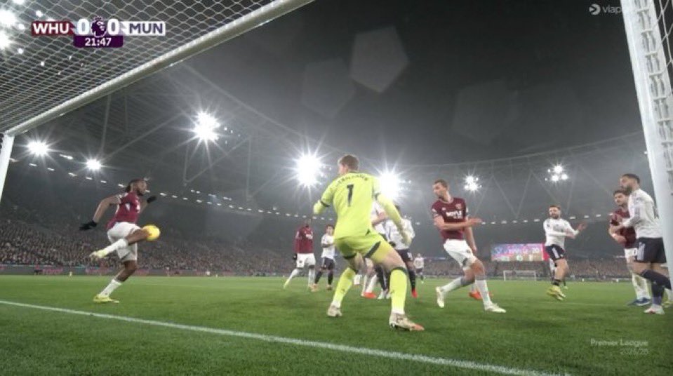 ليش كل مباراة ضدنا يبدع الكلب ذا قسم بالله ياهو قاهرني من مباراة الذهاب