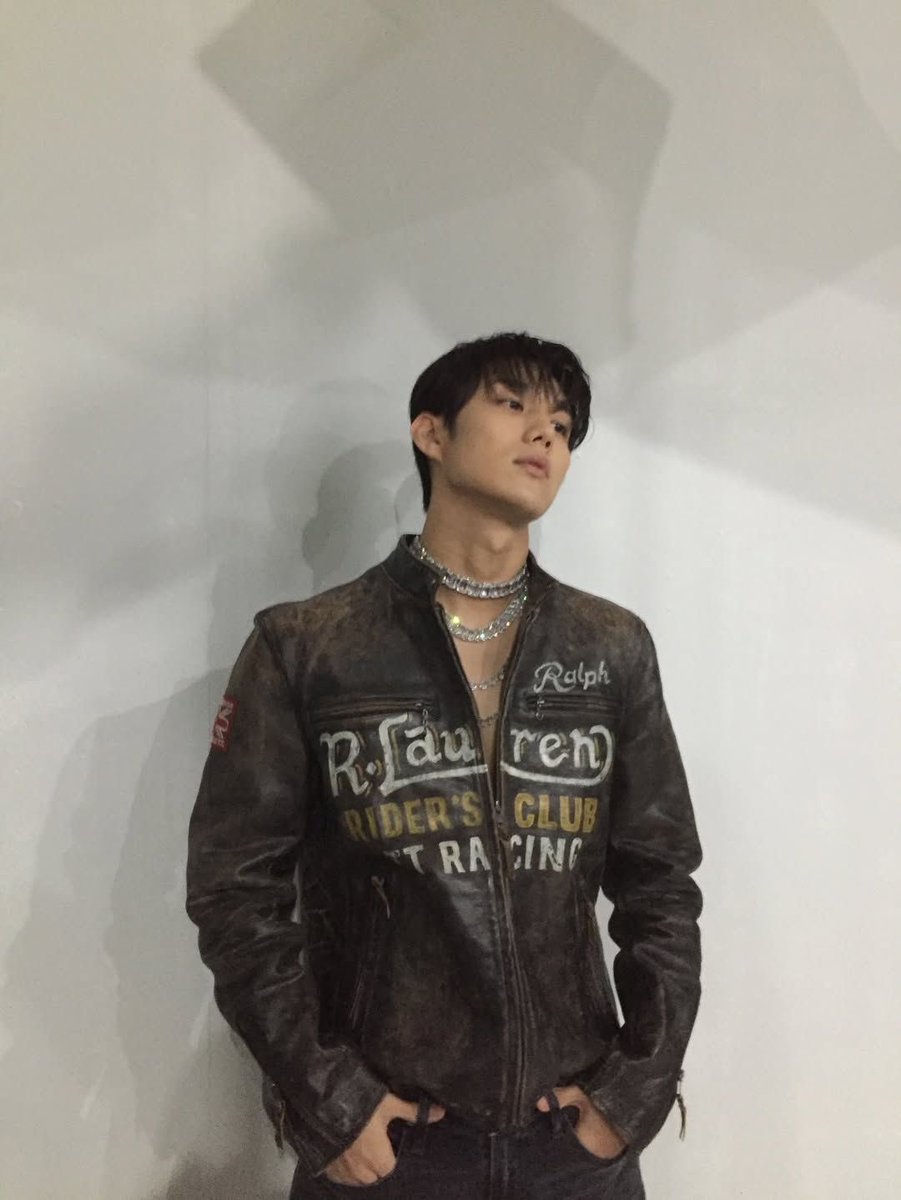 takkiberry's tweet photo. intak model is so important to me https://t.co/kV8nZRJI5w