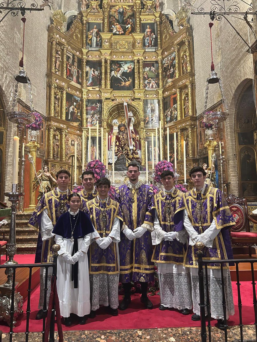 Acólitos de la <a href="/EspDeTriana/">Esperanza de Triana</a> en el 1º día de Quinario en honor al Santísimo Cristo de las Tres Caídas.