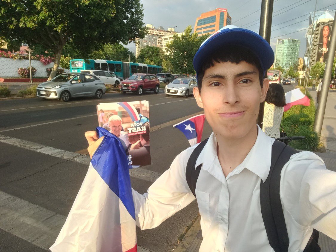 Imagina lo miserable que debe ser la vida de este pobre infeliz que se pegaba un  pique de de 2 horas de cerro navia a manquehue para hacerle campaña al aweonao de Kast y poder sentirse parte de algo, me da una pena terrible. 😭