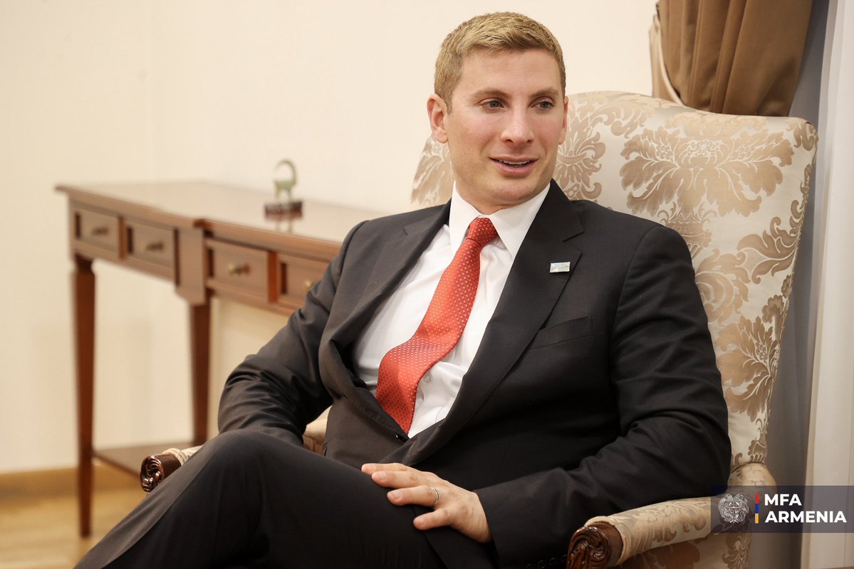 AraratMirzoyan's tweet image. Following the discussions w/in @VP JD Vance’s visit, had a productive talk w/🇺🇸 @UnderSecE Jacob Helberg.

A key component of 🇦🇲-🇺🇸 strategic partnership is expanding economic &amp;amp; high-tech cooperation including through implementation of MOUs in the fields of AI &amp;amp; semiconductors.