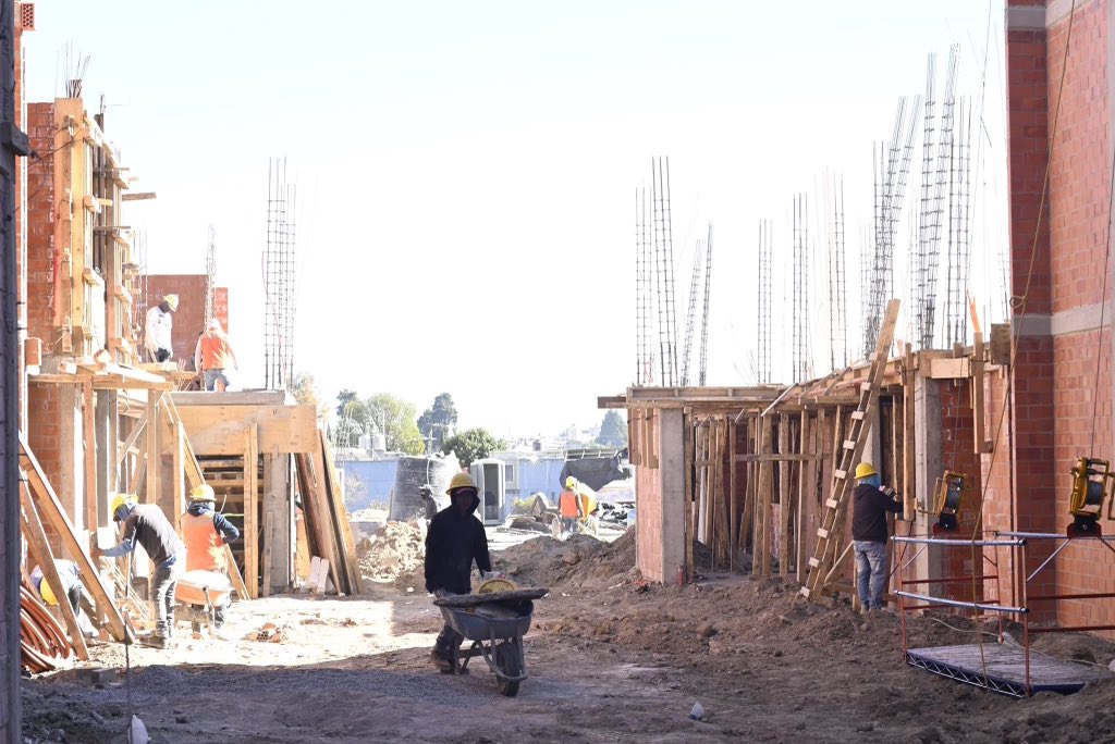 ✨¡La 4T sigue transformando el estado con hechos!🙌🏻

Tener las llaves de un hogar propio cambia la vida para siempre, y en Ocotlán estamos trabajando para que ese derecho llegue a más familias tlaxcaltecas.🏠

#MorenaTlaxcala