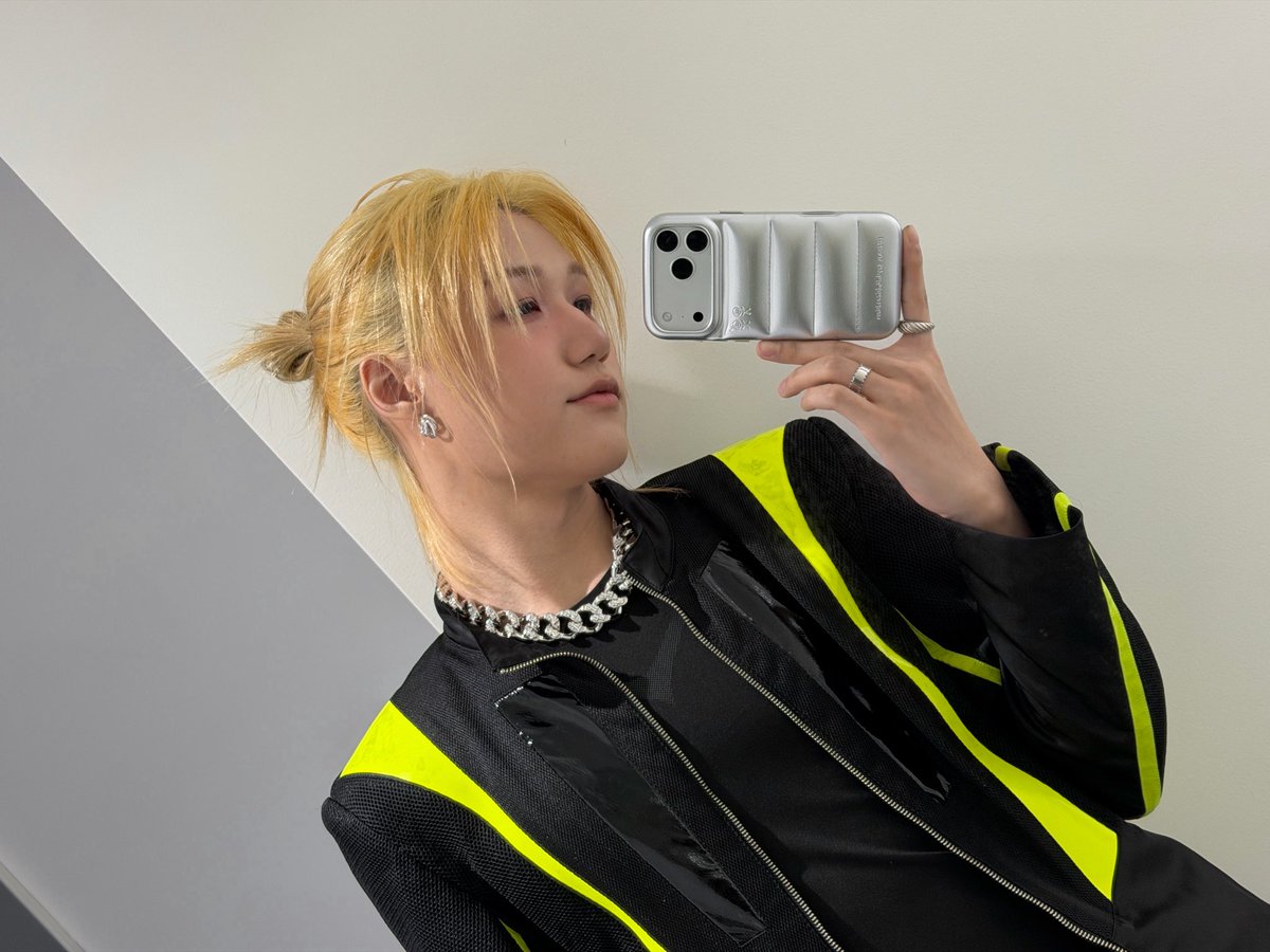 ese amigo q no sabe como mierda agarrar el celular