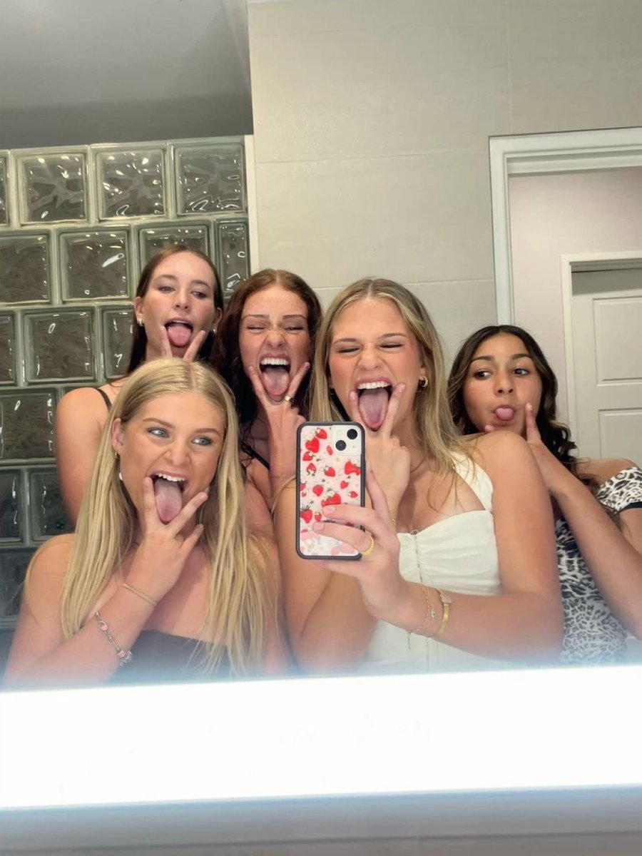 Lolaa 🌸 tweet media