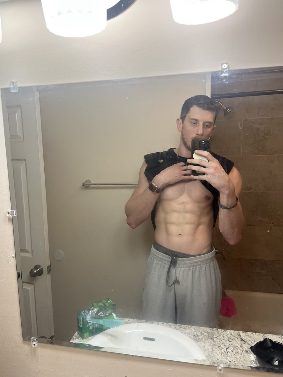 CoreyHurst's tweet photo. Quick physique update💪🏼 #gym #gains #health #gymbro #sponsorme @buckedup @andyfrisella https://t.co/TJ2PmFWRGe