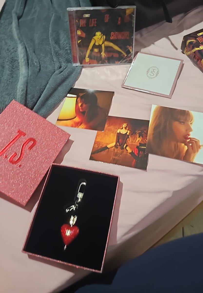 tislivseason's tweet photo. @Store_defa mt obrigadaaaa ❤️ agr é esperar o signed do sorteio hehehe https://t.co/S9Uwc8vAz5