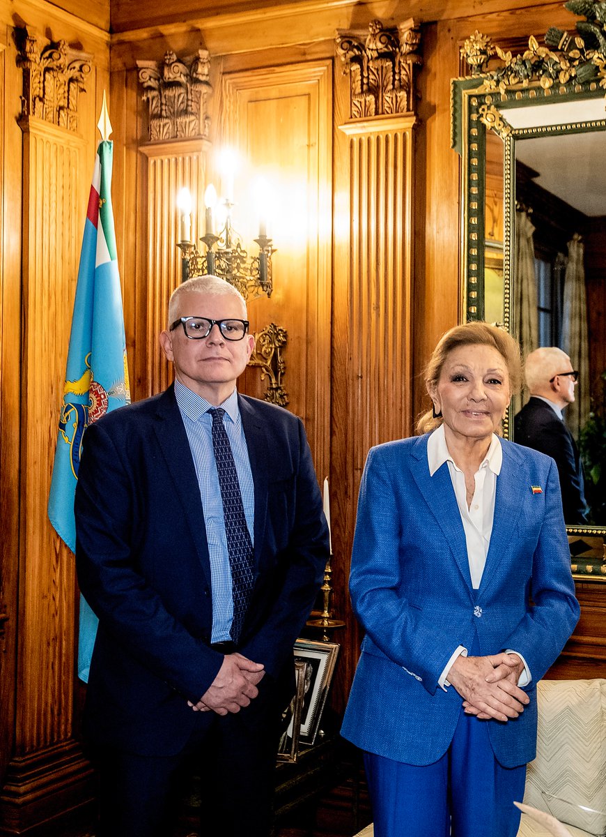 erazavi3's tweet image. Avec l'impératrice d'Iran Farah Pahlavi, magnifique souvenir d'un entretien passionnant pour le Figaro Magazine. 
Merci à mon photographe préféré :) et à mon cher ami et co-auteur @jmmontali  avec qui nous avons conduit cet entretien